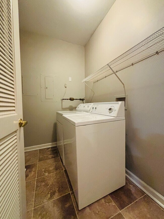 Building Photo - 211 S Knollwood Dr