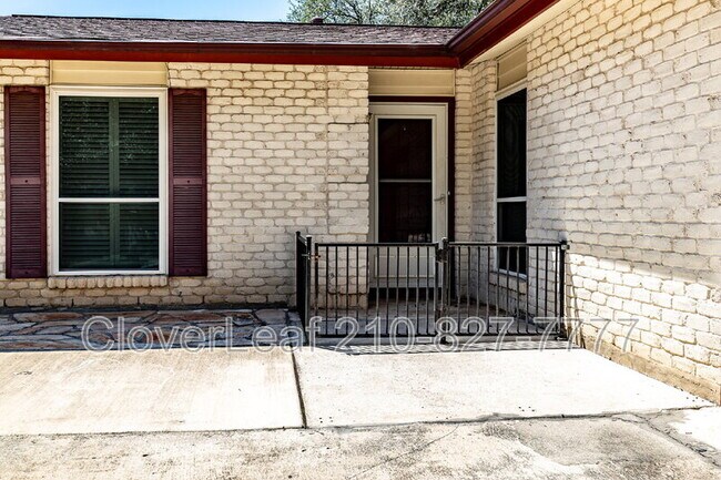 Foto del edificio - 8246 Phoenix Ave