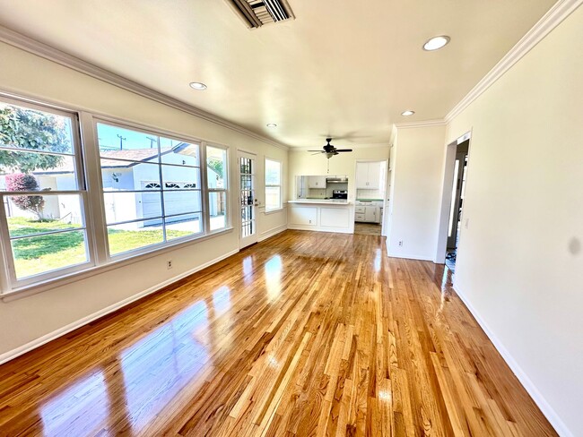 Building Photo - Single Family Home w/Backyard - 3 Bed/1 Bath