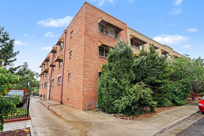 Foto del edificio - Bright Updated 2-Bed Condo with Vintage Charm Near Wash Park & Cherry Creek