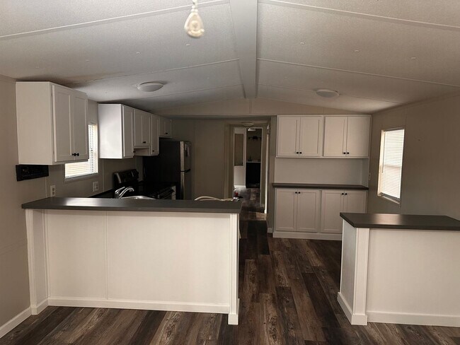 Foto del edificio - MOVE IN READY!