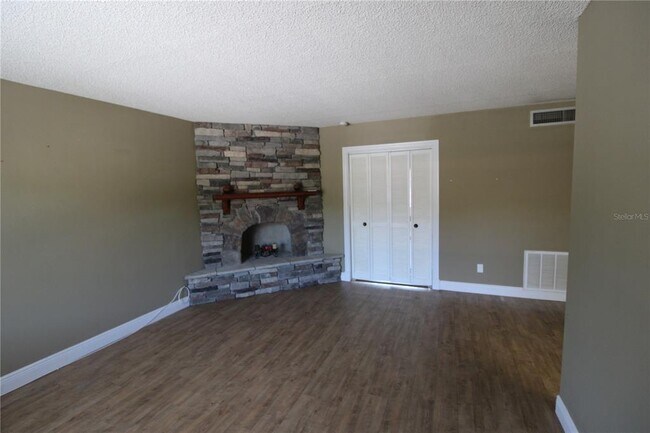 Building Photo - 400 El Camino Dr