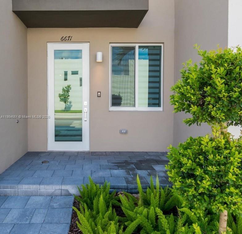 Foto principal - 6671 NW 104th Ave
