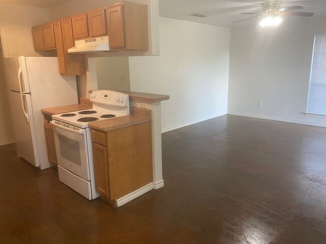 Building Photo - Affordable Elegance: 3 Bedroom Duplex in P...