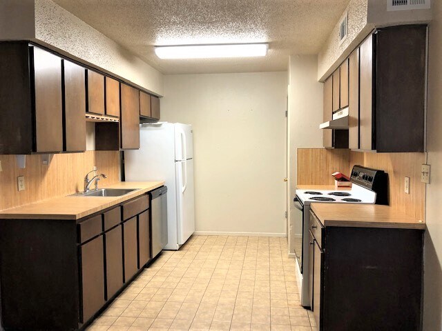 Kitchen - 2106 Zephyr Cir