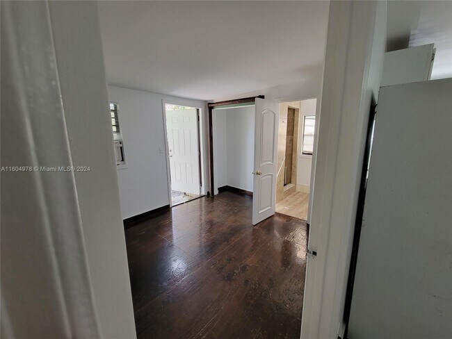 Building Photo - 1421 SW 33rd Ct