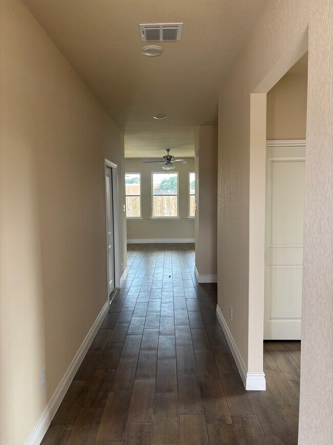 Foto del edificio - 105 Troubador Ln