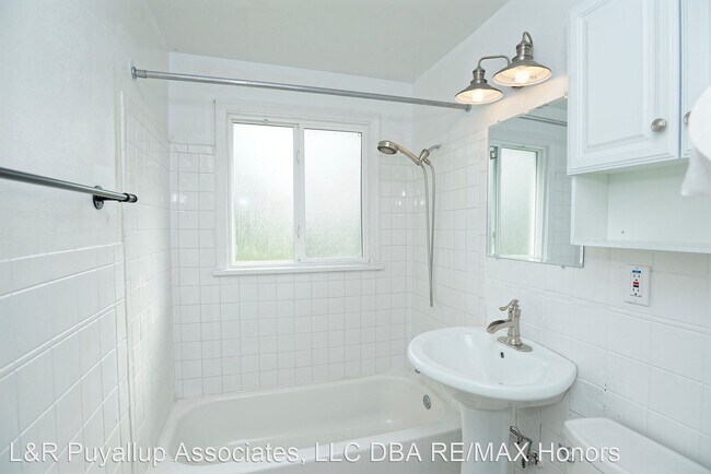 Building Photo - 3 br, 1 bath House - 15401 Grant Ave SW