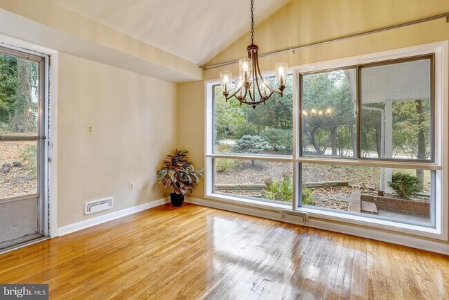 Foto del edificio - 6048 Rossmore Dr