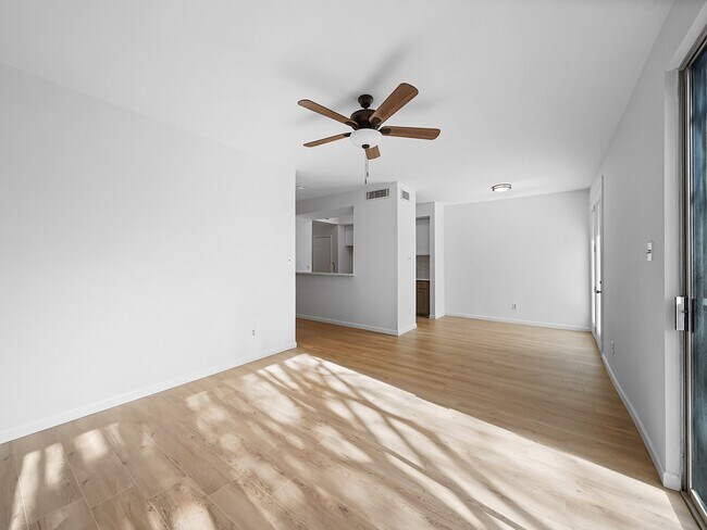 Foto del edificio - 2139 Lake Village Dr