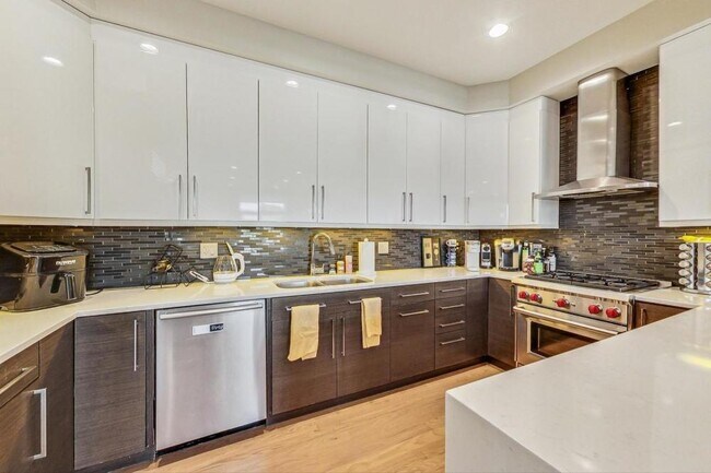 Building Photo - 3 bedroom in Chicago IL 60614