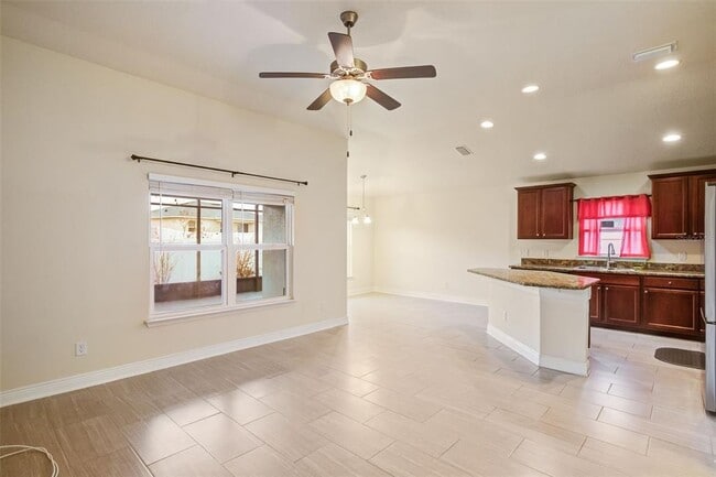 Building Photo - 1130 Sabine Ln