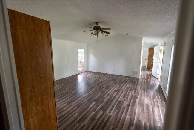 Foto del edificio - 9803 Cedar Branch Dr