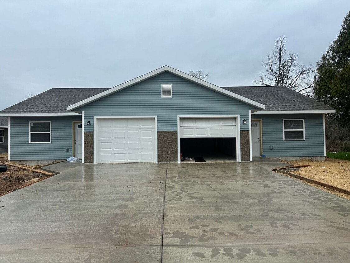 Foto del edificio - NEW Two Bedroom Duplex