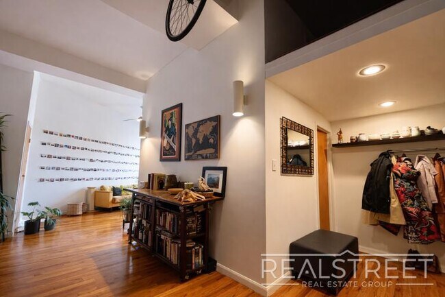 Foto del edificio - Designer Loft | 2 Bed / 2 Bath | ~1,000 SF | 12’ Wood Ceilings | Prime Prospect Heights