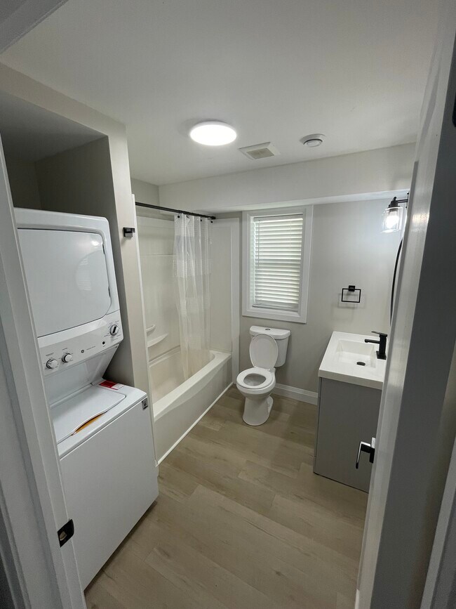 Building Photo - Quaint and Cozy One Bedroom Apartment