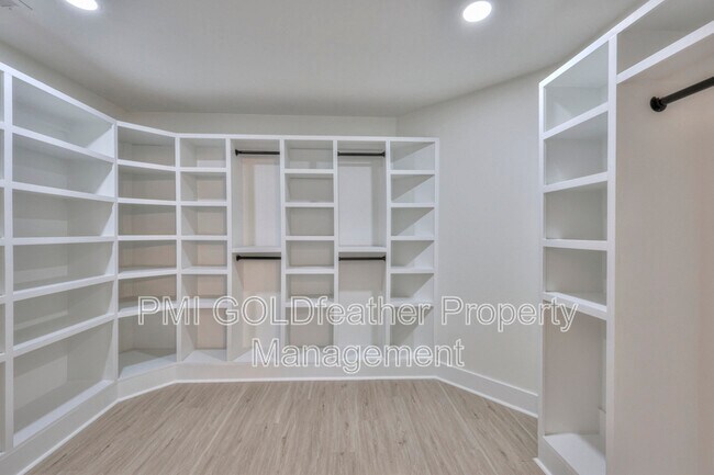 Building Photo - 402 E Trinity Ln