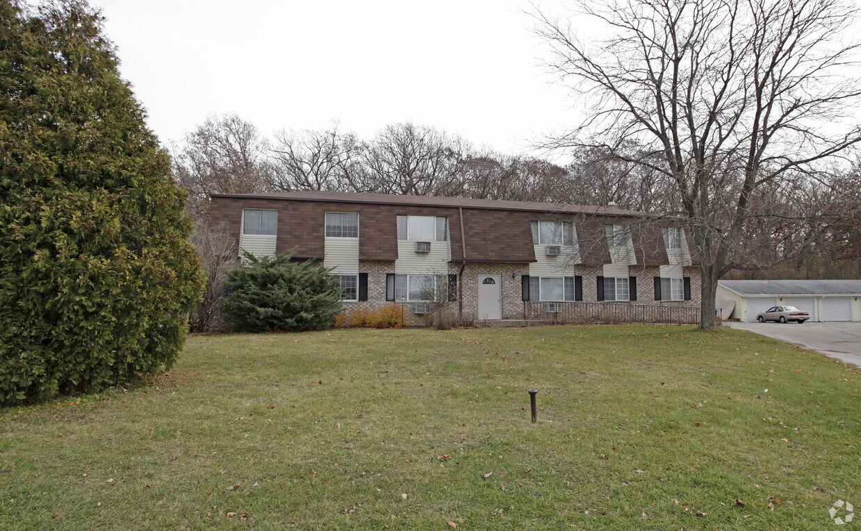 725731 Princeton Ct, Hartland, WI 53029 Apartments in Hartland, WI