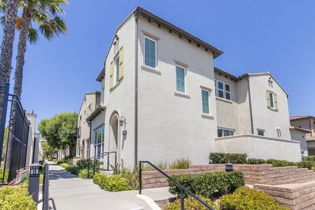 Foto del edificio - Updated 4-Bedroom Townhouse in Prime Porte...