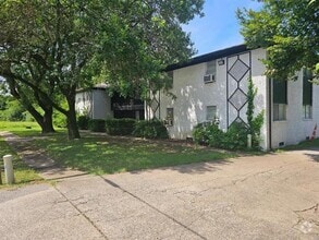 Building Photo - 1201 N Elm St