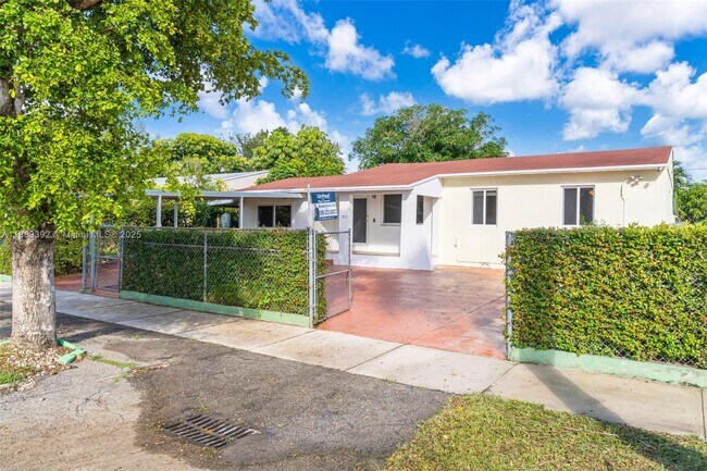 Foto del edificio - 701 Tamiami Canal Rd