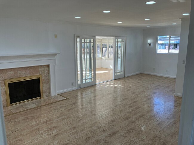 Living rooms - 6705 Shoup Ave