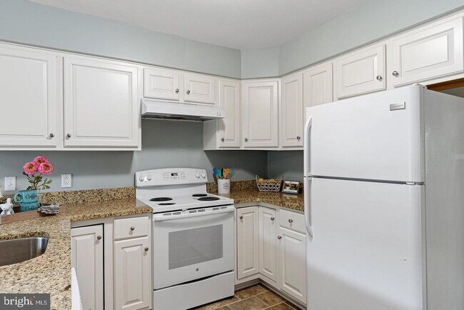Building Photo - 8 Foxtail Ct