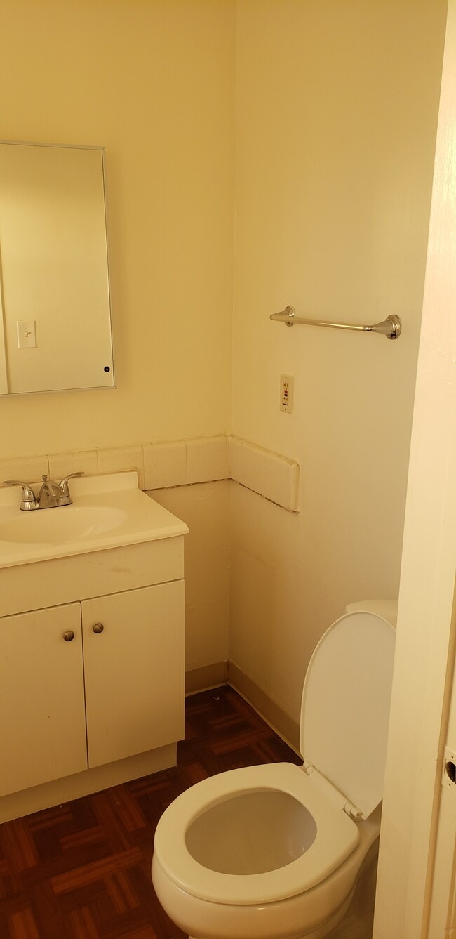 Building Photo - 705 S Chevy Chase Dr