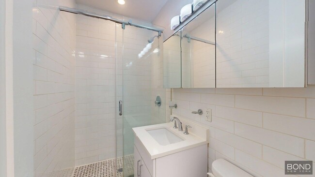 Building Photo - 116 E 60th St