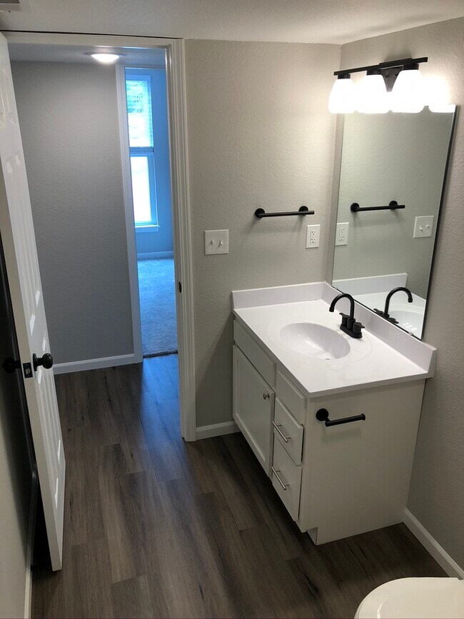 Foto del edificio - 1130 W 11th St