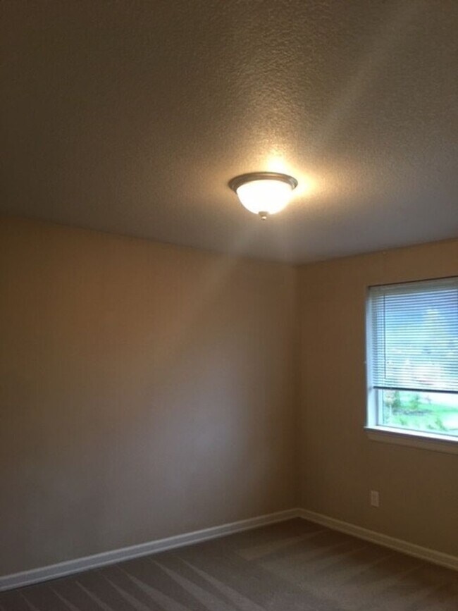 Building Photo - 2 bedroom 1 bath in North Bonneville