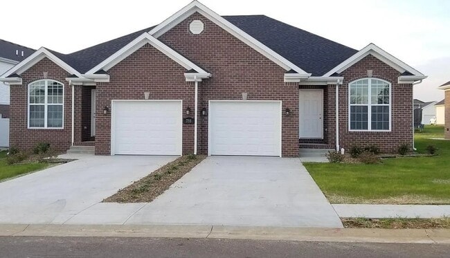 Building Photo - 733 Village Creek Dr