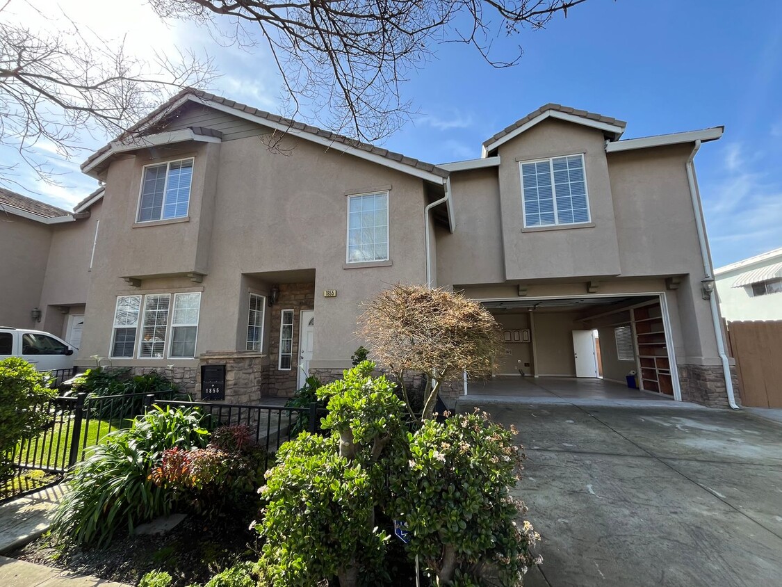 Foto principal - Upgraded and Beautiful Spacious 4 Bedroom ...