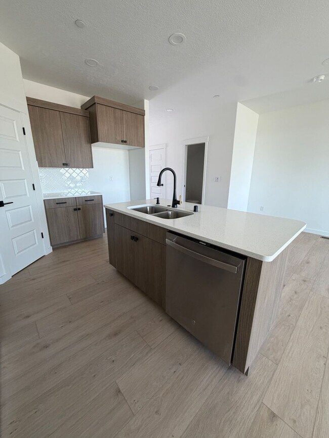 Building Photo - 6398 Melby Way NE