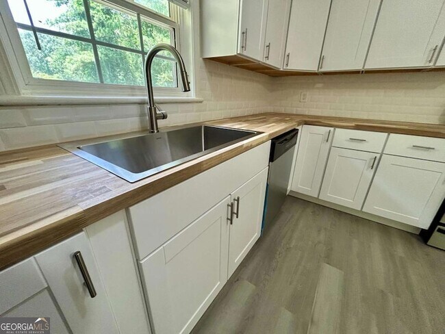 Foto del edificio - 482 Plantation Rd SW