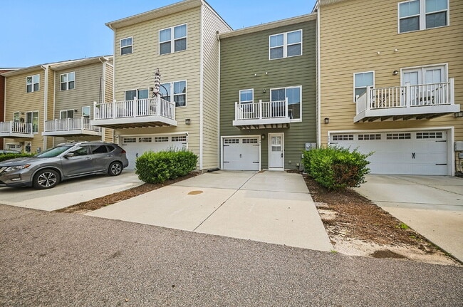 Building Photo - Luxurious 3-bedroom 2.5 bath townhome with Garage in Chesapeake