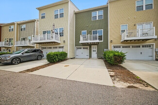 Foto del edificio - Luxurious 3-bedroom 2.5 bath townhome with Garage in Chesapeake