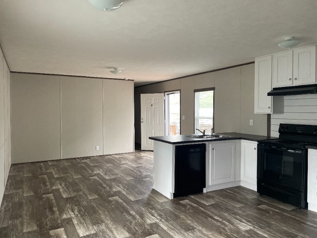 Building Photo - 1000 Pine Tree Cir