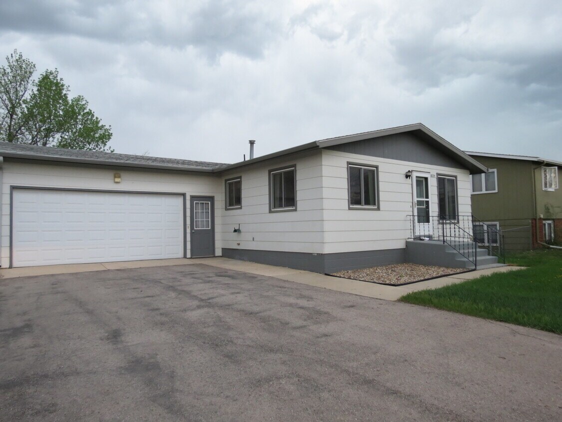 Foto principal - 3 BEDROOM | 2 BATH | SPACIOUS RAPID VALLEY...