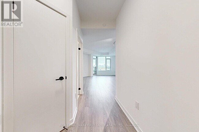 Photo du bâtiment - 2495 Eglinton Ave W