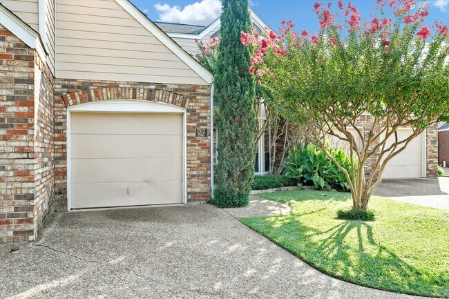 Building Photo - Beautiful 2 Bedroom, 2 bath condo in centr...