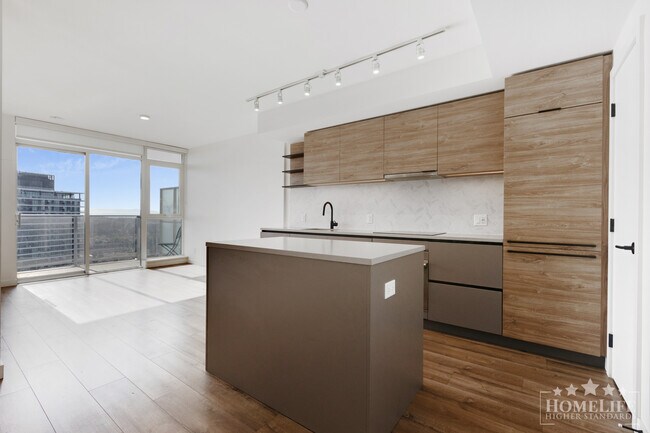 Photo du bâtiment - Modern 35th Floor 1 Bedroom Condo with Premium Amenities & Spectacular Views in University Distri...