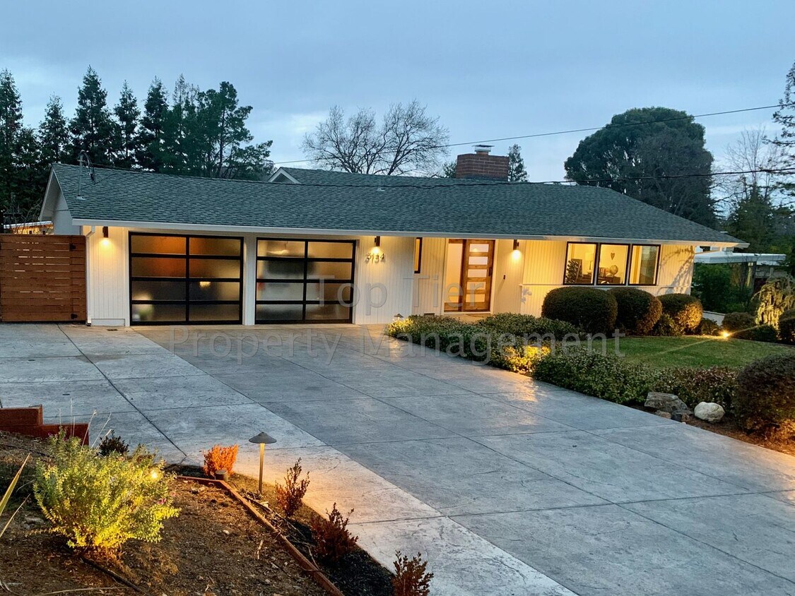 Foto principal - Beautiful, Private, Bright, Remodeled 3 Bd...
