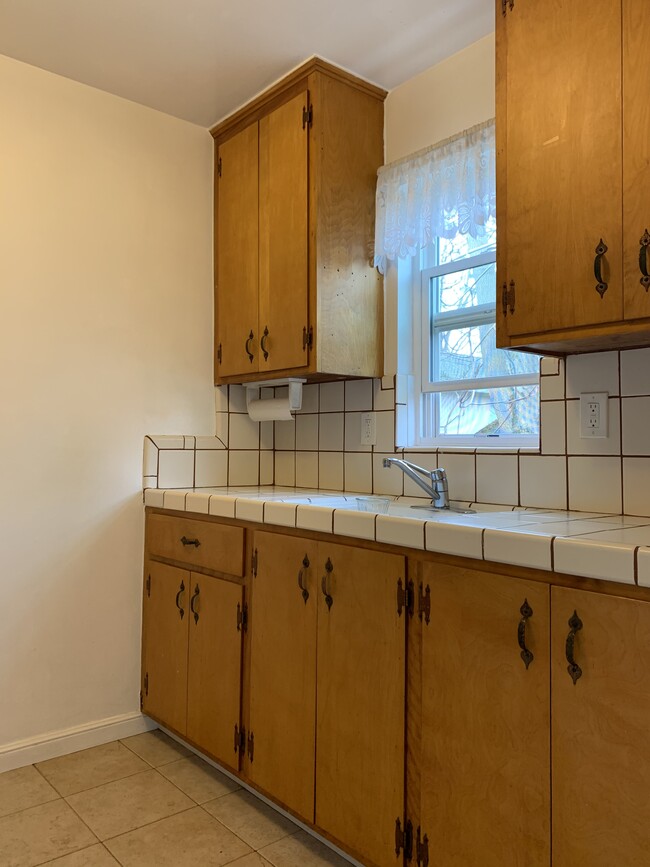 Building Photo - Bright Studio Apartment in Great Location