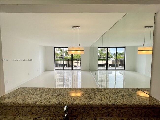 Building Photo - 540 Brickell Key Dr