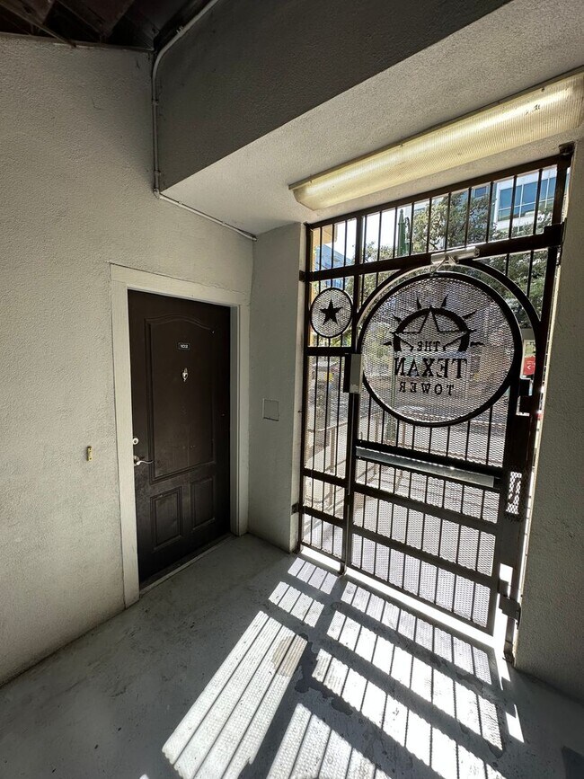 Foto del edificio - Studio Condo in the Heart of West Campus!