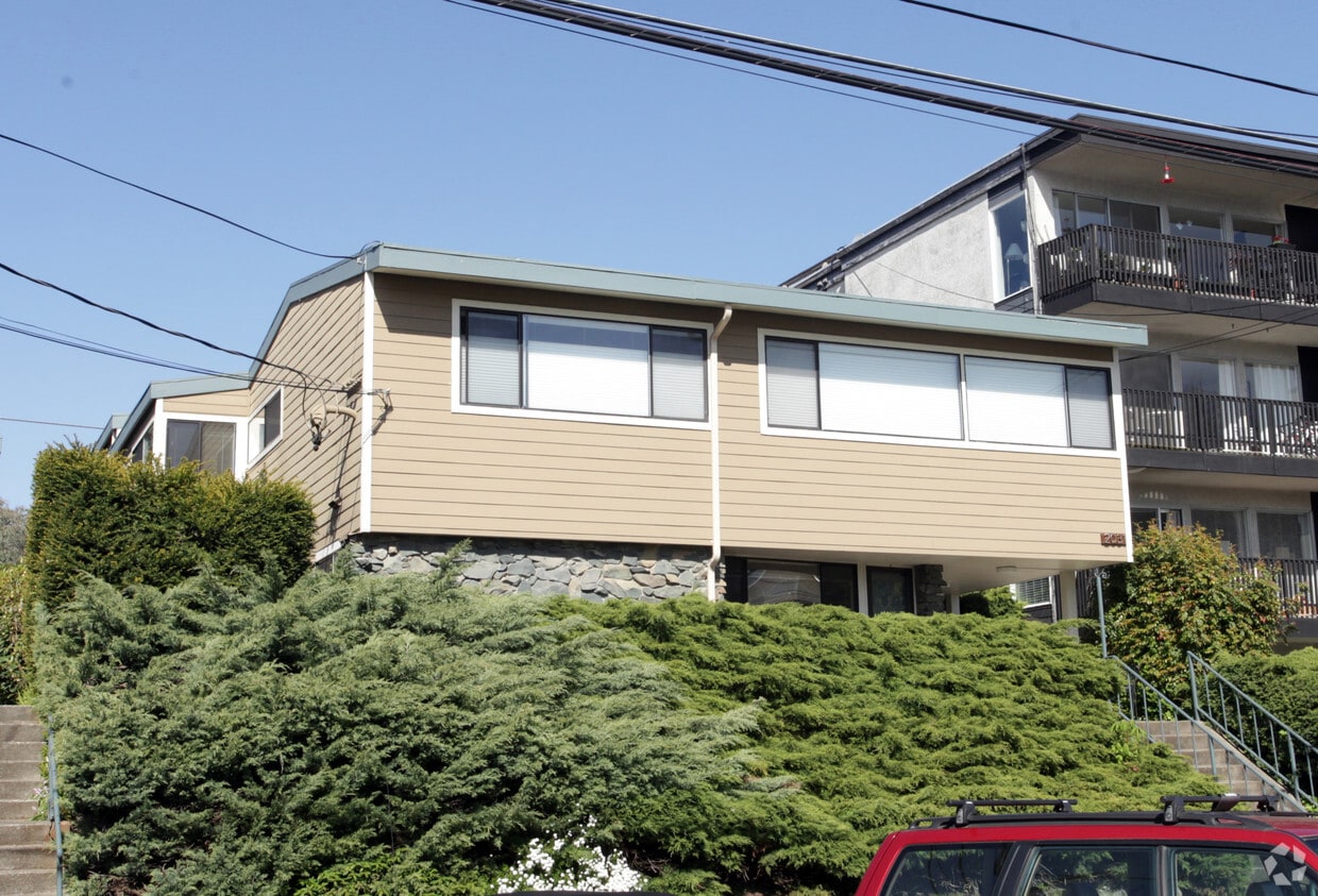 Building Photo - 2031 43rd Ave E