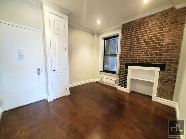 Building Photo - MOTT ST.