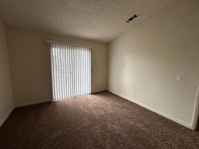 Building Photo - Spacious 2-Bedroom, 1-Bath Apartment in At...