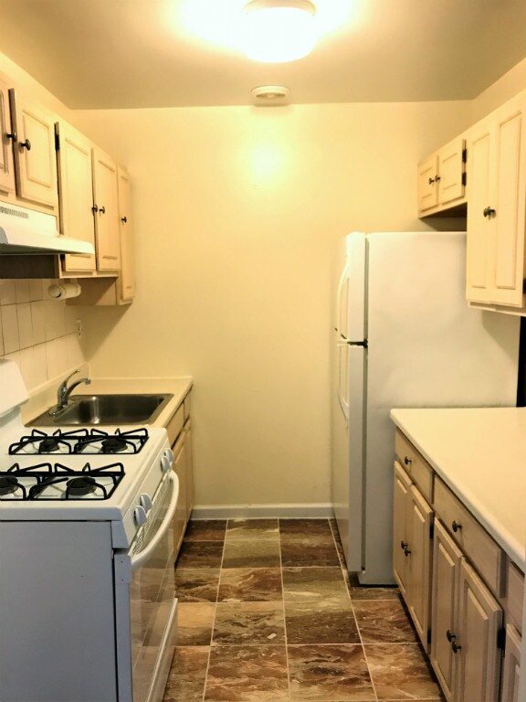 Primary Photo - 1484 Saint Marks Ave